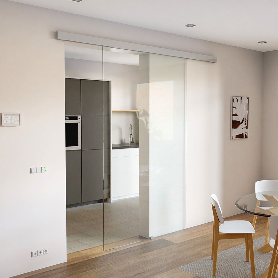 Schuifdeur van helder glas met gesloten rails